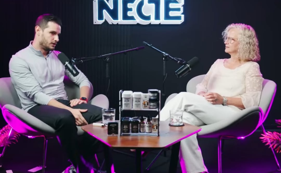 La madre de la actriz acudió como invitada al programa de YouTube del influencer. Foto: Captura de pantalla.