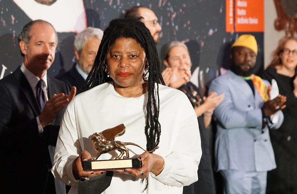 Simone Leigh recibe el León de Oro. Foto: EFE/EPA/Andrea Merola