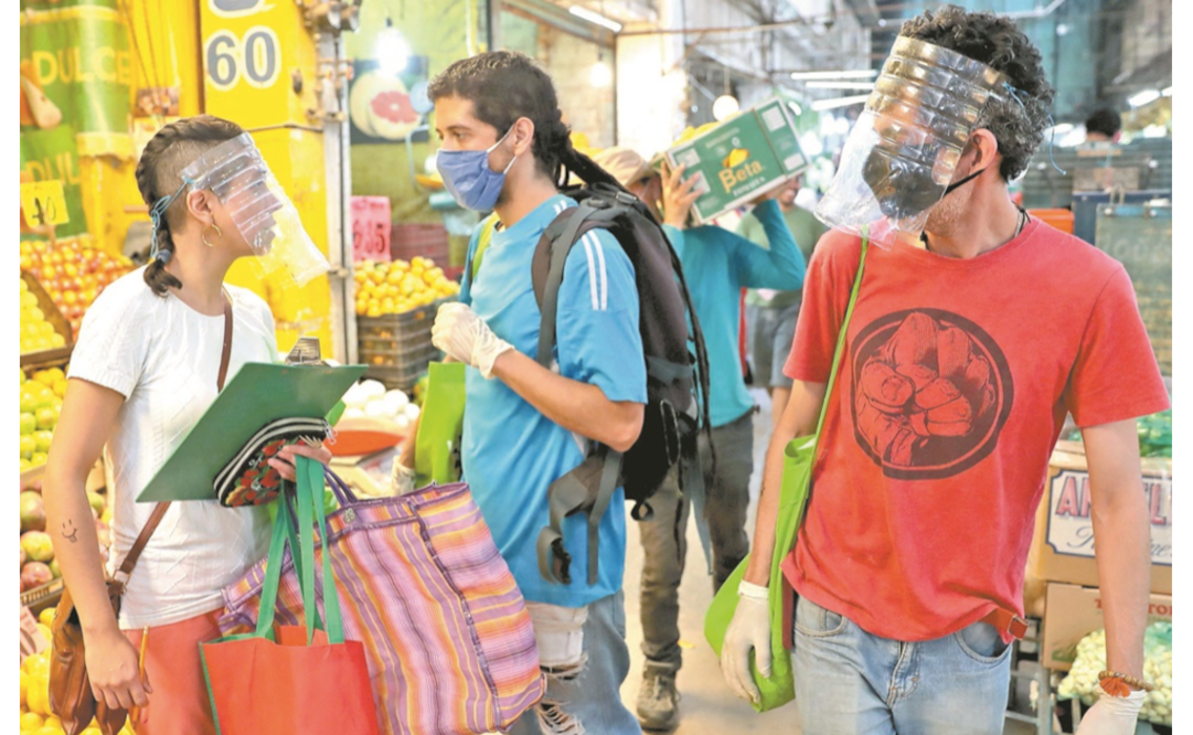Amid the COVID-19 pandemic, Leopoldo, Miguel, Helia, and Daniel had to find a way to make a living - Photo: Juan Boites/EL UNIVERSAL