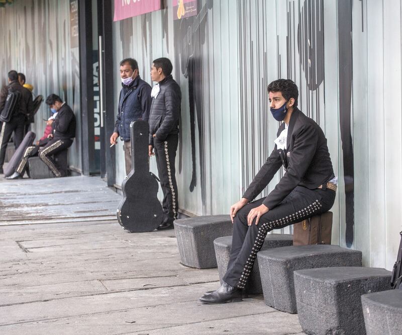 Los mariachis regresaron a las plazas públicas para buscar trabajo; sin embargo, es escaso porque no hay turismo y continúan las restricciones para las reuniones sociales. En la Ciudad de México existen alrededor de 6 mil grupos. Foto: GERMÁN ESPINOSA