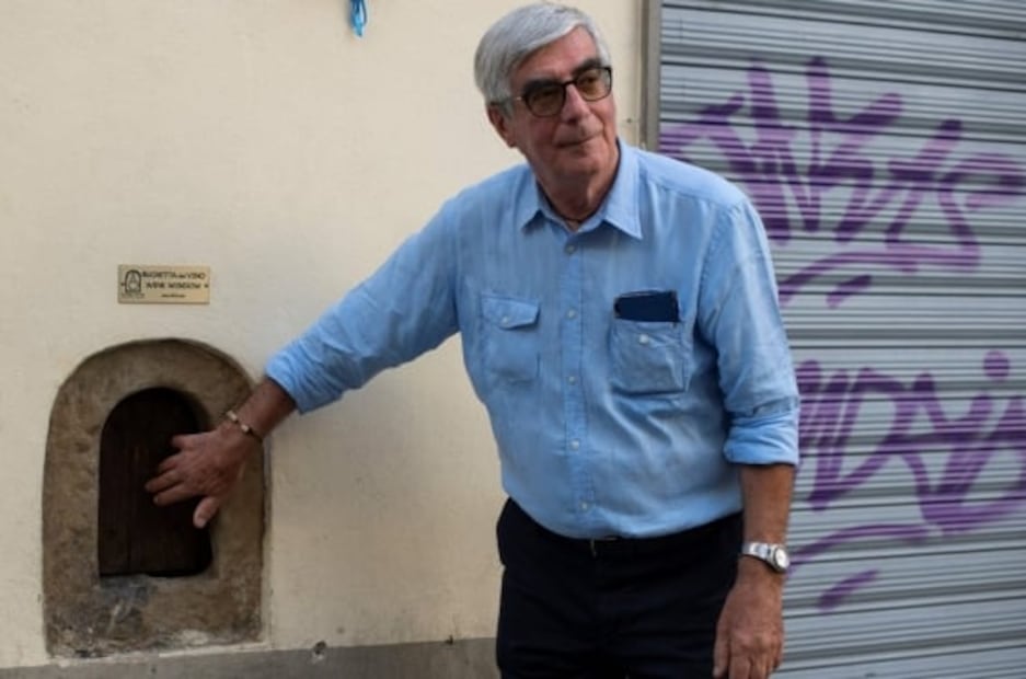 Italia retoma las ventanas de vino, un detalle arquitectónico de la Florencia de los Medici