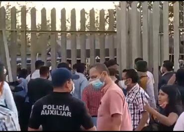 Pobladores retienen a empleados del Congreso de Oaxaca; llevan a edil para ratificar renuncia