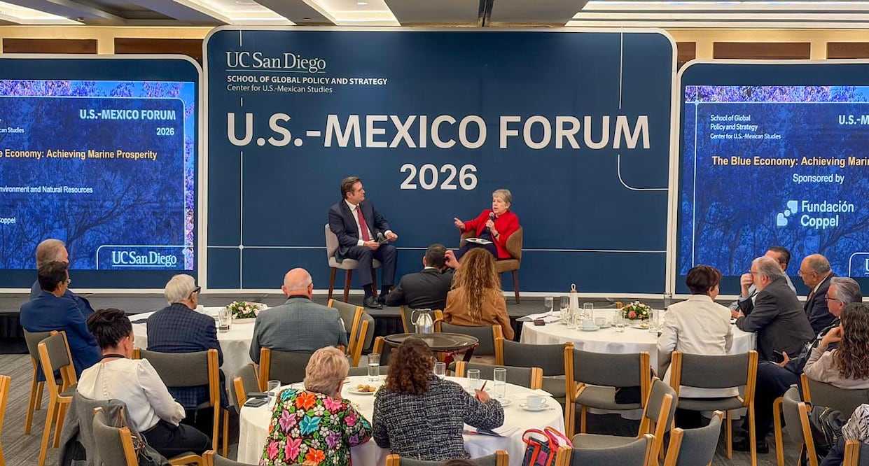 La secretaria de Medio Ambiente, Alicia Bárcena, conversa con el empresario Agustín Coppel durante el Foro U.S.-MEXICO del Centro para estudios México-Estados Unidos de la Universidad de California, San Diego. FOTO: @SEMARNAT_mx