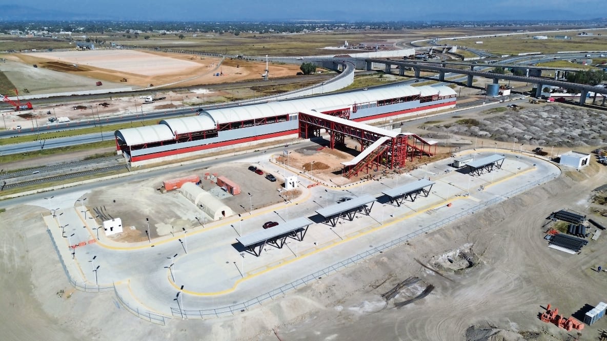La estación Xaltocán está a punto de ser terminada; la pasarela que va de la estación hacia el paradero ya fue construida. Foto: Arturo Contreras / EL UNIVERSAL