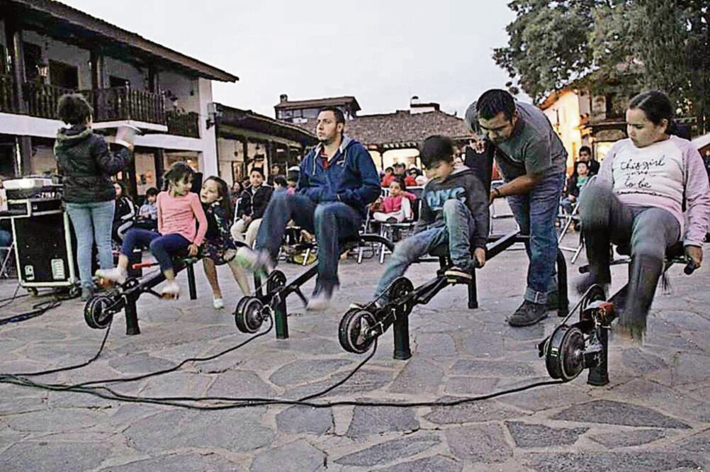 Con cuatro bicicletas se alimentan de energía bocinas y computadora. (CORTESÍA)