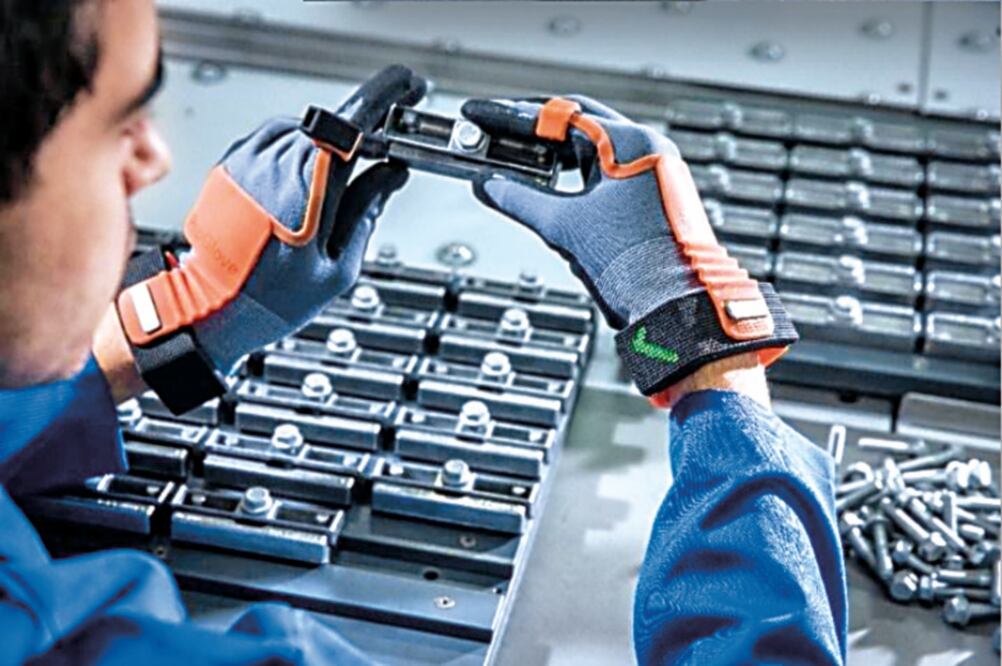 ProGlove es un guante inteligente, pues tiene sensores que avisan si un objeto está a altas temperaturas. CORTESÍA