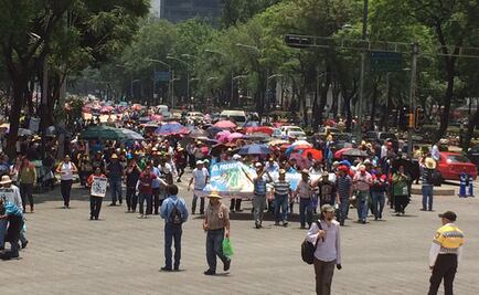 Marchan maestros rumbo a Los Pinos