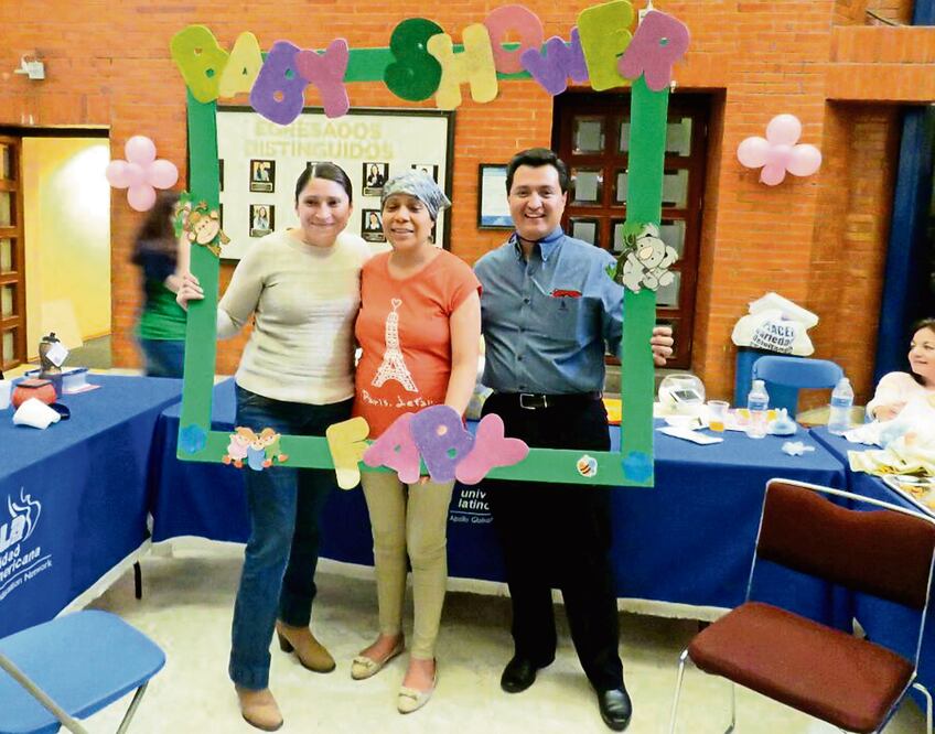 A los 40 años de edad y cuando no lo esperaba, Lina (al centro) se enteró de que estaba embarazada, pero también le diagnosticaron cáncer de mama (CORTESÍA LINA HERNÁNDEZ)