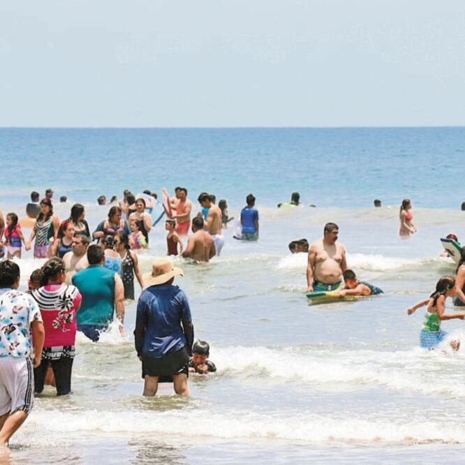 Las playas de Acapulco se observaron con gran afluencia de turistas durante el fin de semana, reportan autoridades. ARCHIVO EL UNIVERSAL