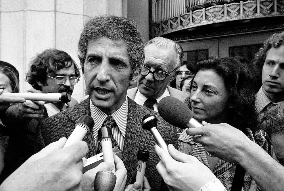 Daniel Ellsberg, coacusado en el caso de los Papeles del Pentágono, habla con los medios afuera del Edificio Federal en Los Ángeles, el 28 de abril de 1973. Foto: AP