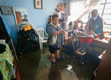 Quedan atrapados dos adultos mayores tras intensas lluvias en la CDMX