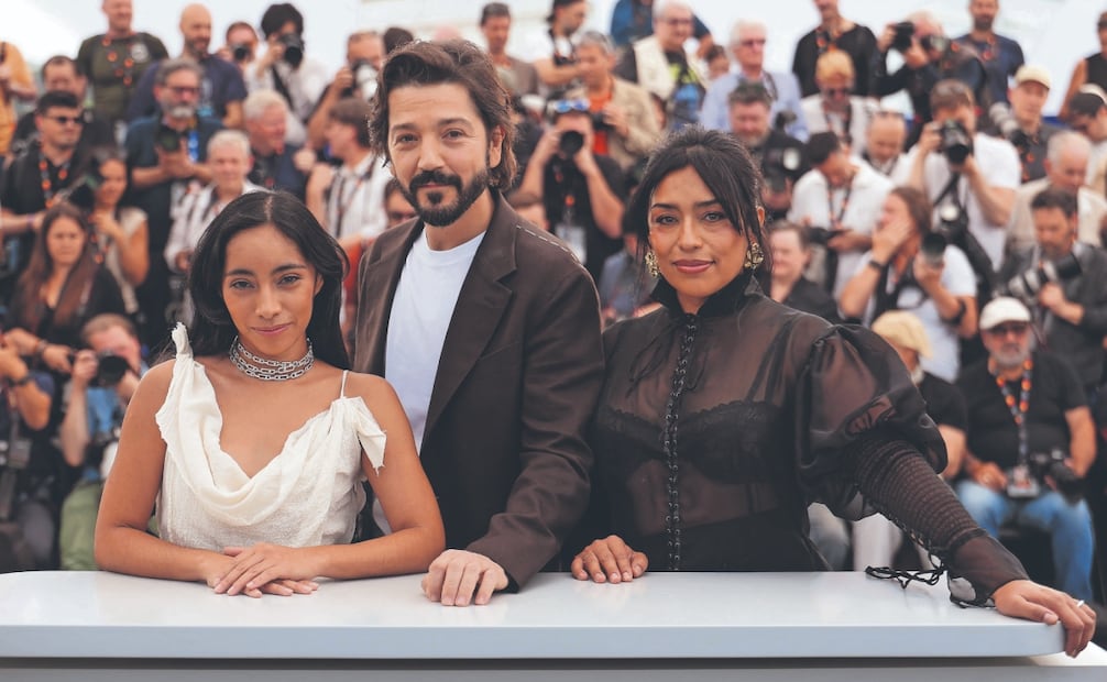 En la presentación de la cinta en Cannes estuvo acompañado de su protagonista y de Adriana Paz, quien interpreta a Isabel en el filme. Foto: AFP
