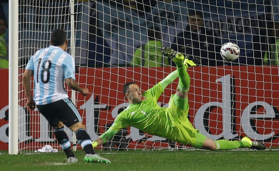 El jugador de Argentina, Carlos Tevez, izquierda, anota el penal decisivo contra Colombia por los cuartos de final de la Copa América   Foto: AP