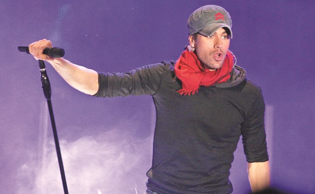 Videos muestran al cantante bebiendo de una botella (TOMADA DE YOUTUBE)