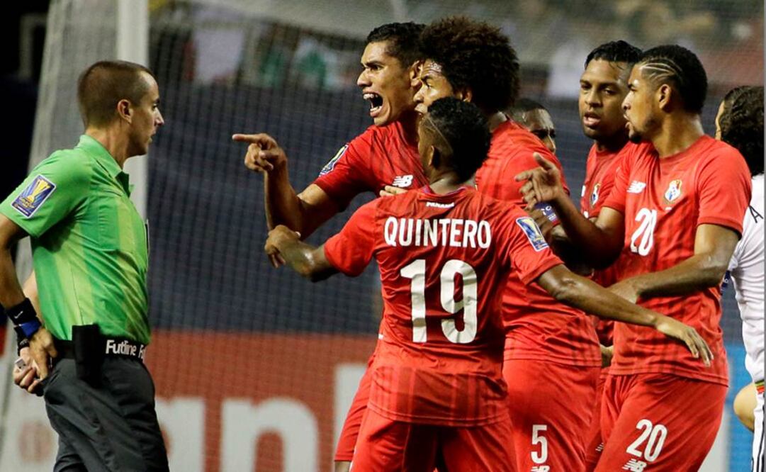 Los jugadores panameños le reclaman al árbitro estadounidense. AP