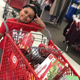 Niño gasta todos sus ahorros en despensa para ayudar a abuelitos