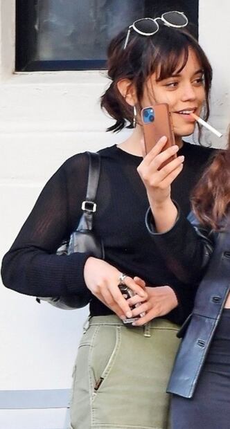 Jenna Ortega fue fotografiada fumando y su madre salió a criticarla
