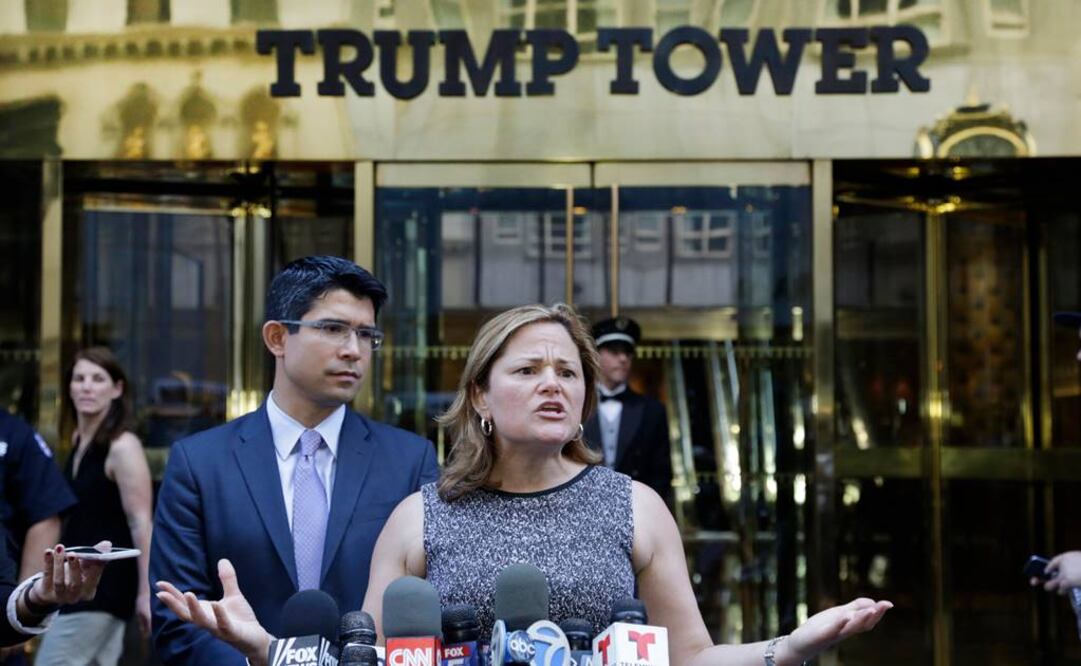 La presidenta del Concejo de la ciudad de Nueva York Melissa Mark-Viverito, acompañada por el concejal Carlos Menchaca, ofrece una conferencia de prensa frente al edificio Trump Tower (Foto: AP)