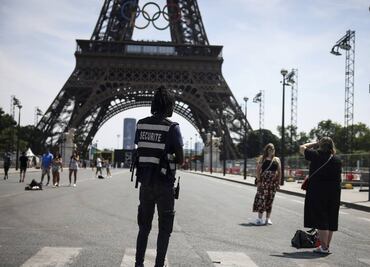 Paracaidistas saltan desde la Torre Eiffel; son detenidos por la policía