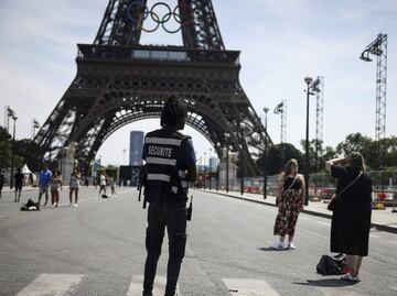 Paracaidistas saltan desde la Torre Eiffel; son detenidos por la policía