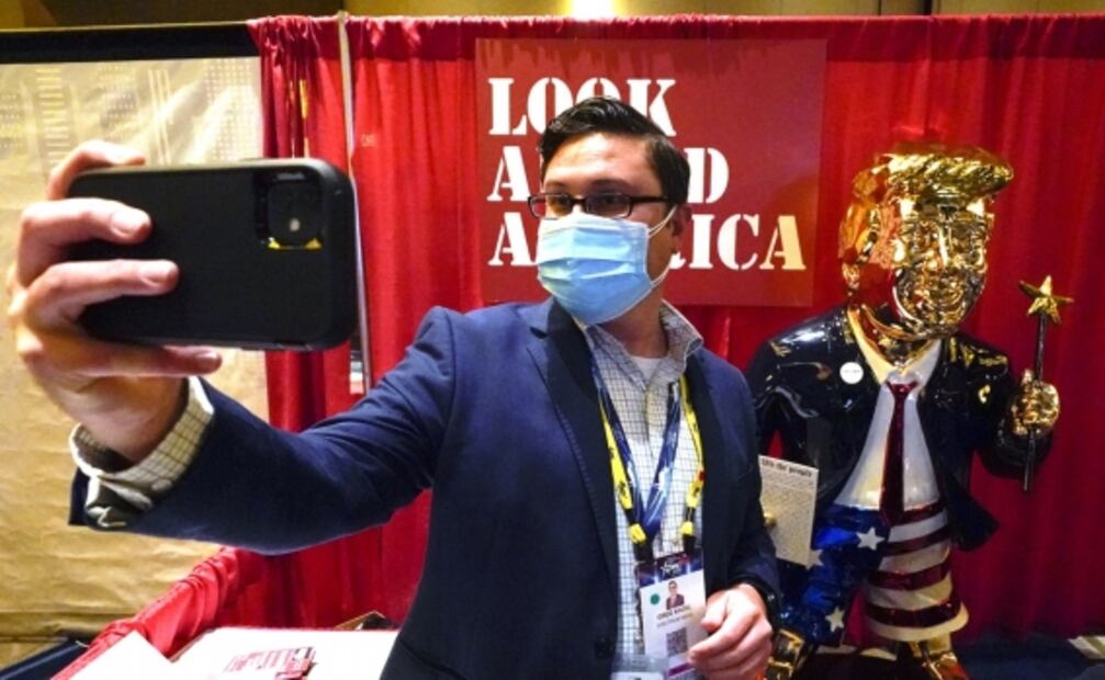 Estatua mexicana de Donald Trump dorado con chanclas causa sensación en Florida