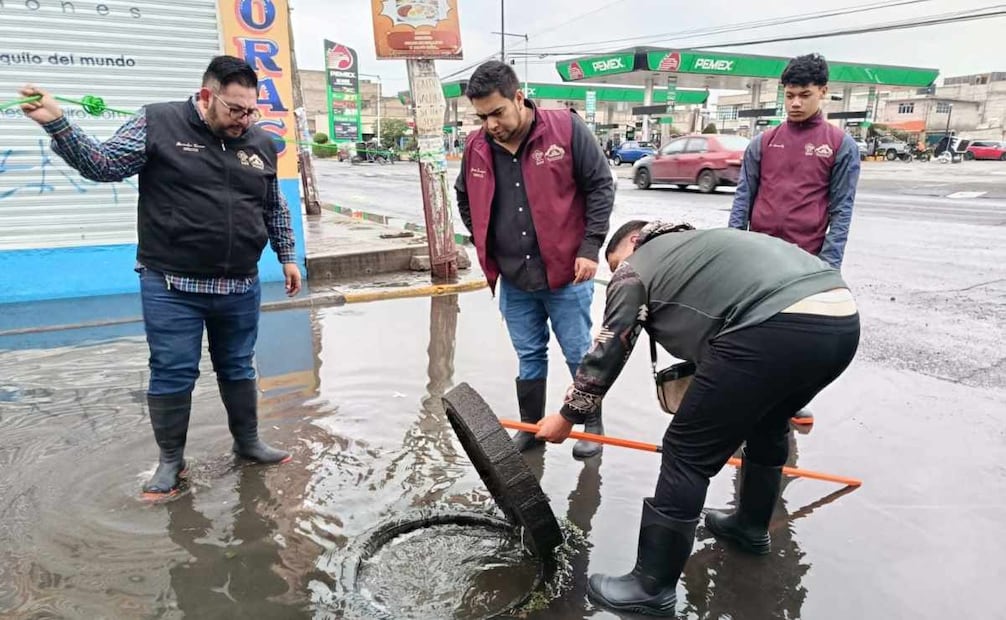 Personal del ayuntamiento y del gobierno estatal participaron en las labores de desinfección y limpieza en las zonas afectadas. Foto: Especial.