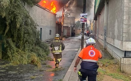 Incendio en fábrica de plásticos en Iztapalapa moviliza cuerpos de emergencia