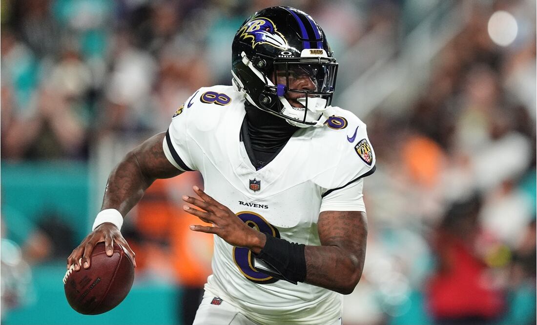 Lamar Jackson, QB de los Ravens de Baltimore, se dispone a lanzar un pase ante los Dolphins. FOTO: AP
