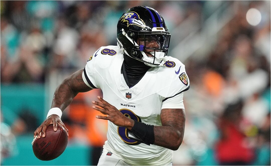 Lamar Jackson, QB de los Ravens de Baltimore, se dispone a lanzar un pase ante los Dolphins. FOTO: AP