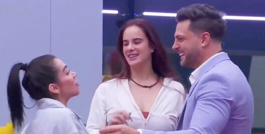Nicola Porcella entra a "La casa de los famosos" y protagoniza un "beso de tres"