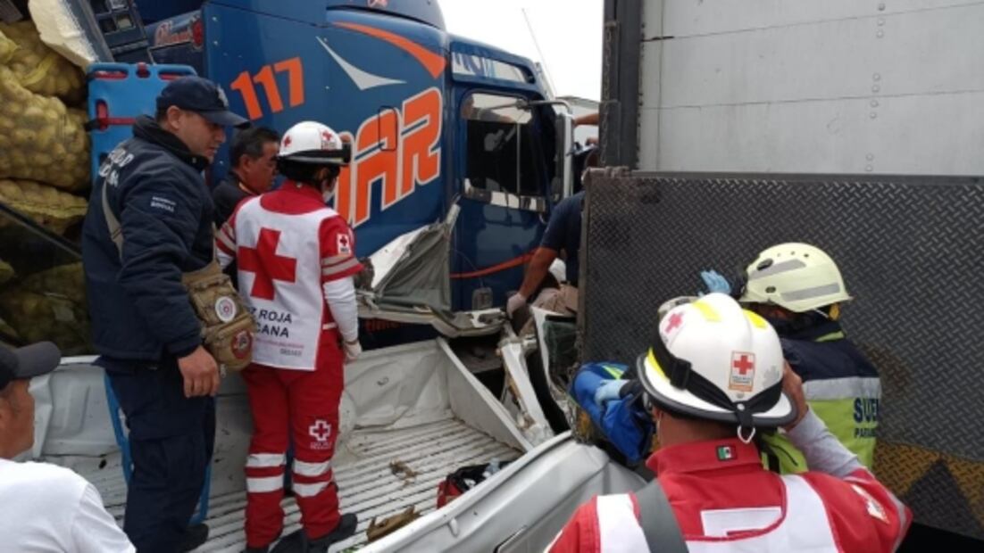 Choca camión con carga de papas y habitantes hacen rapiña de costales