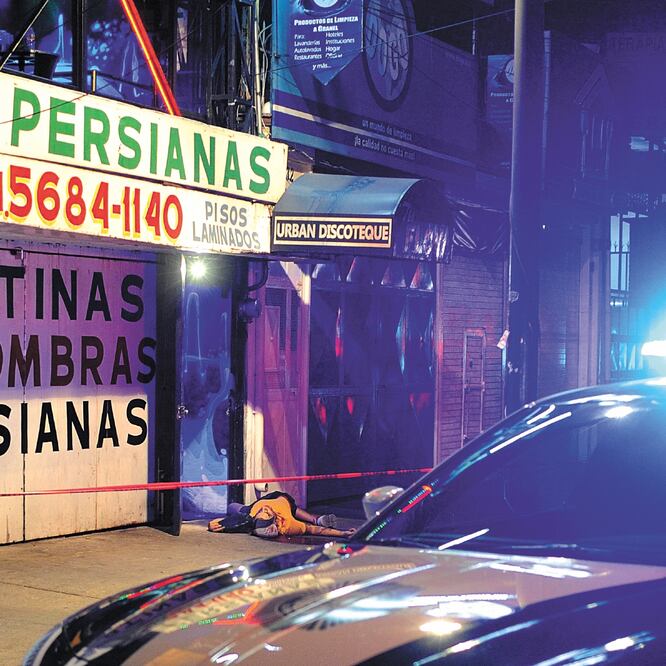 La madrugada de ayer varios sujetos dispararon contra tres personas afuera de un bar de Tlalpan, que dio como resultado una persona muerta. LUIS CARBAYO. CUARTOSCURO