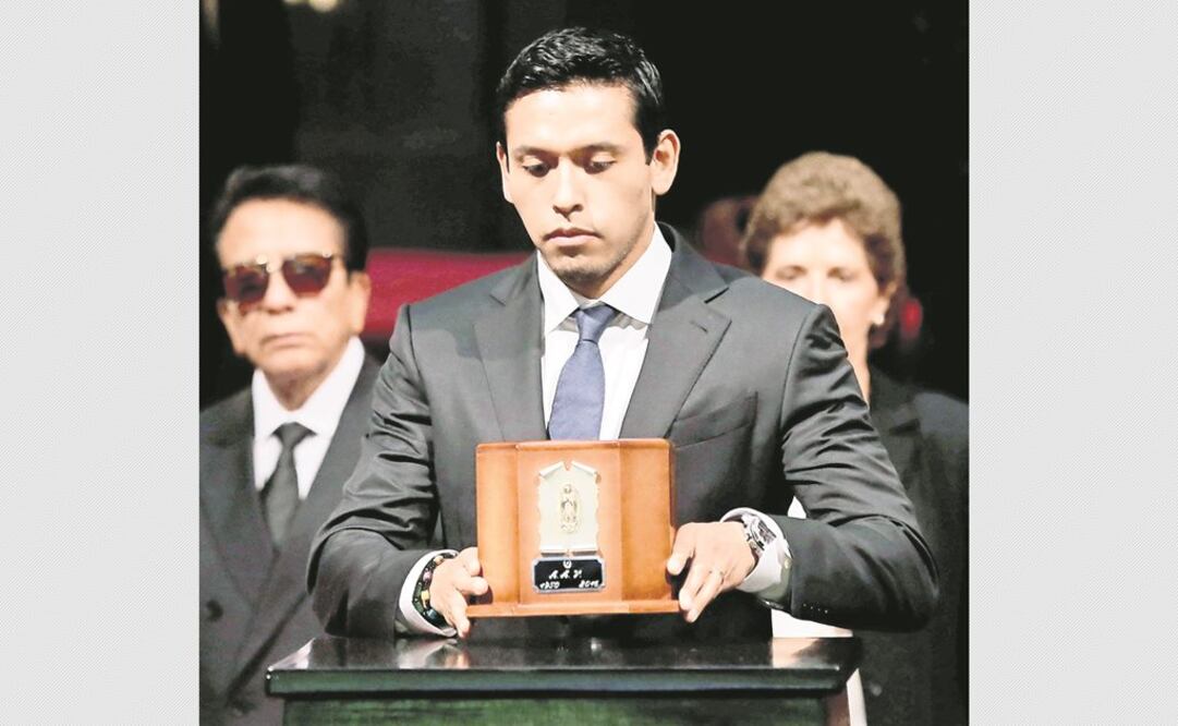 Iván depositó las cenizas en Bellas Artes para su homenaje (CARLOS REYES. EL UNIVERSAL)