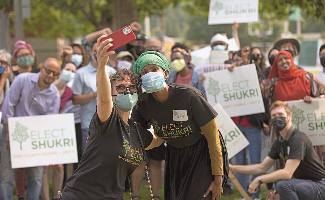 Shukri Olow, una joven musulmana que se postula para el Consejo del Condado de King, en un parque en Renton, Washington; dice que las secuelas de los ataques la motivaron a postularse para un cargo. Foto: KAREN DUCEY. AP