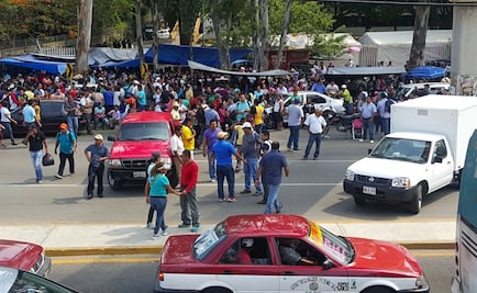 Maestros bloquean carriles de carretera frente al IEEPO
