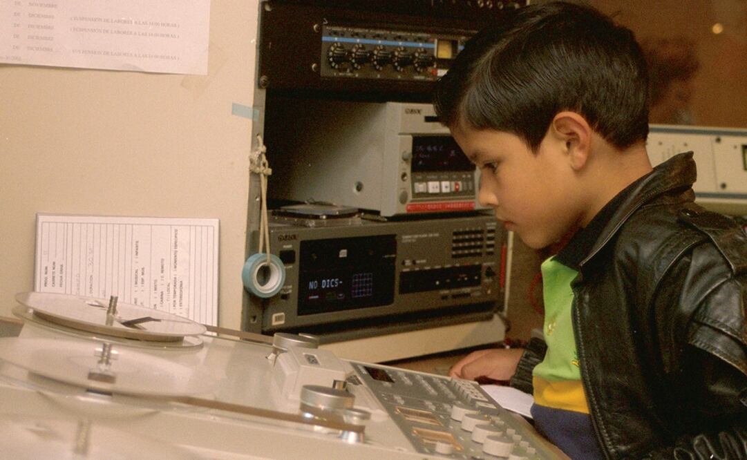 Niño reportero visita instalaciones de Radio Educación. Foto: Archivo EL UNIVERSAL