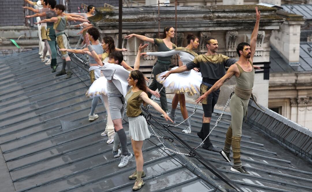 Alrededor de 500 bailarines hacer su performance en el Puente de Notre-Dame y el Ayuntamiento de París. Foto:Vía X oficial de los Juegos Olímpicos 2024.