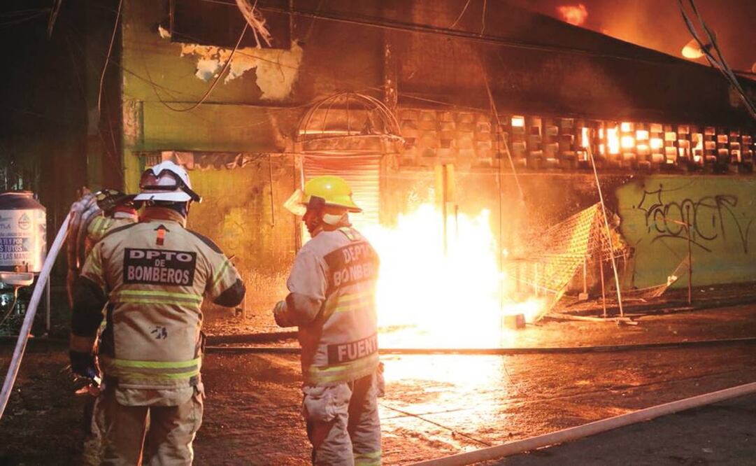 Para sofocar el incendio en el mercado Hermenegildo Galeana se requirieron bomberos de Ayala y Yecapixtla. Foto: Especial