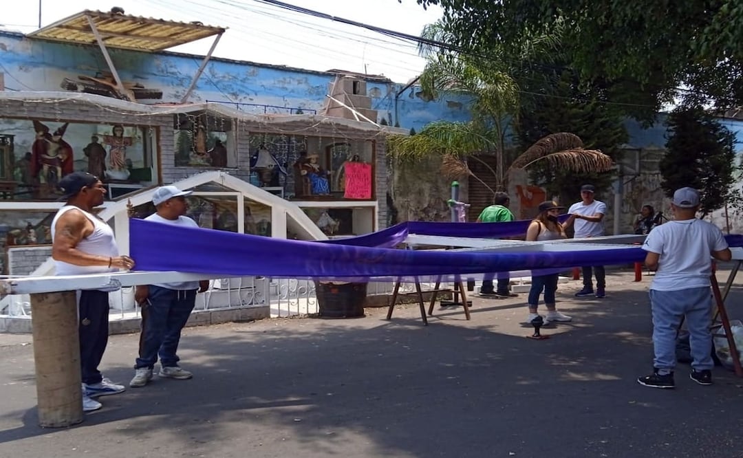 Tras nueve días de mantenimiento anual, se colocan los nuevos sendales de la Santa Cruz de la colonia Morelos. Archivo EL UNIVERSAL.