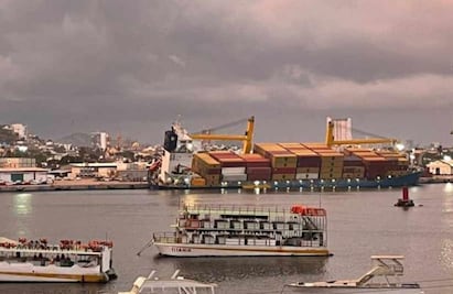 Barco queda inclinado en puerto de Mazatlán por fuga de agua;  actividades marítimas fueron suspendidas