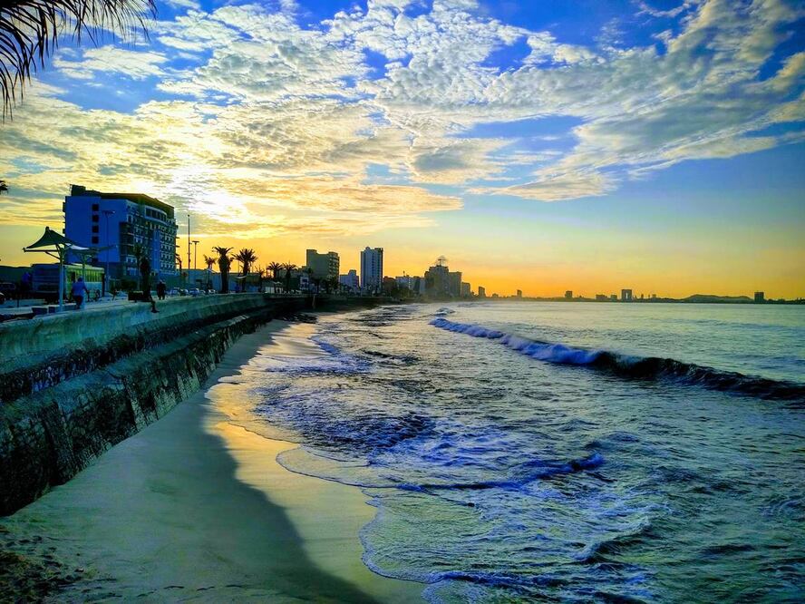 Amanecer en el Malecón de Mazatlán. Foto: Oscar Hugo Cruz López