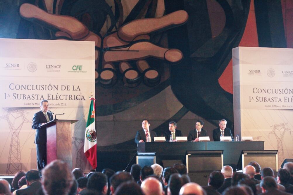 Pedro Joaquín Coldwell, secretario de Energía; Guillermo Zúñiga Martínez, comisionado de la CRE; Enrique Ochoa, director de la CFE; César Hernández, subsecretario de Electricidad, y Eduardo Meraz, director del Cenace, durante la conferencia (EFE)