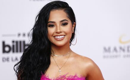 Becky G reacciona cuando un hombre ¿le toca un seno al tomarse una foto?