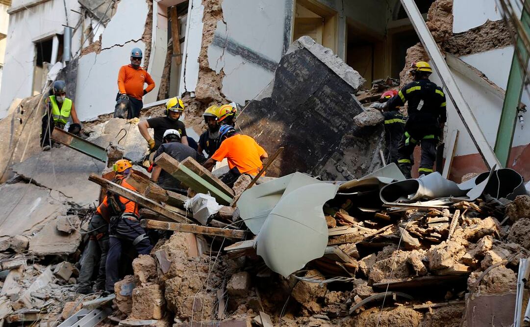 A un mes de la explosión, detectan señales de vida entre los escombros en Líbano