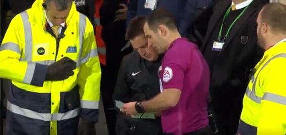 Aficionado de Norwich City sustituye al árbitro en pleno juego