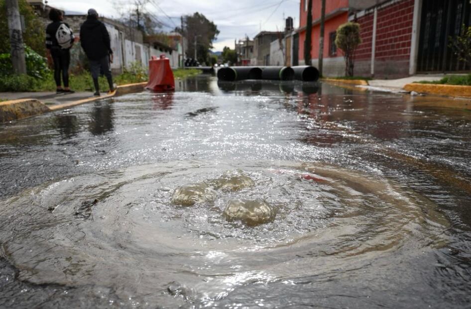 En algunos puntos el agua salió por las coladeras. Foto Luis Camacho