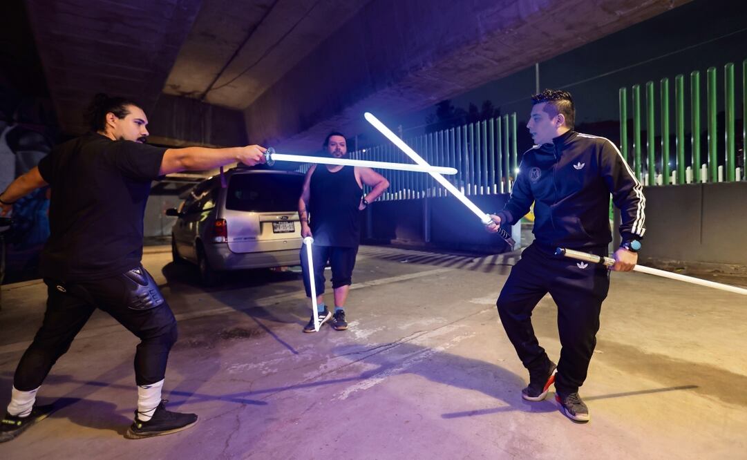 En la explanada de la alcaldía Venustiano Carranza, Sol Negro Academy enseña como enfrentarse con el sable de luz o sólo técnicas para coreografía. Foto: Iván Chávez | El Universal