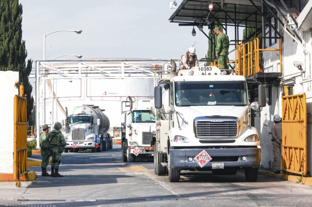 El padrón vehicular de empresas que tienen contrato con Pemex para el transporte terrestre de petrolíferos está conformado por 151 compañías (ARCHIVO EL UNIVERSAL)