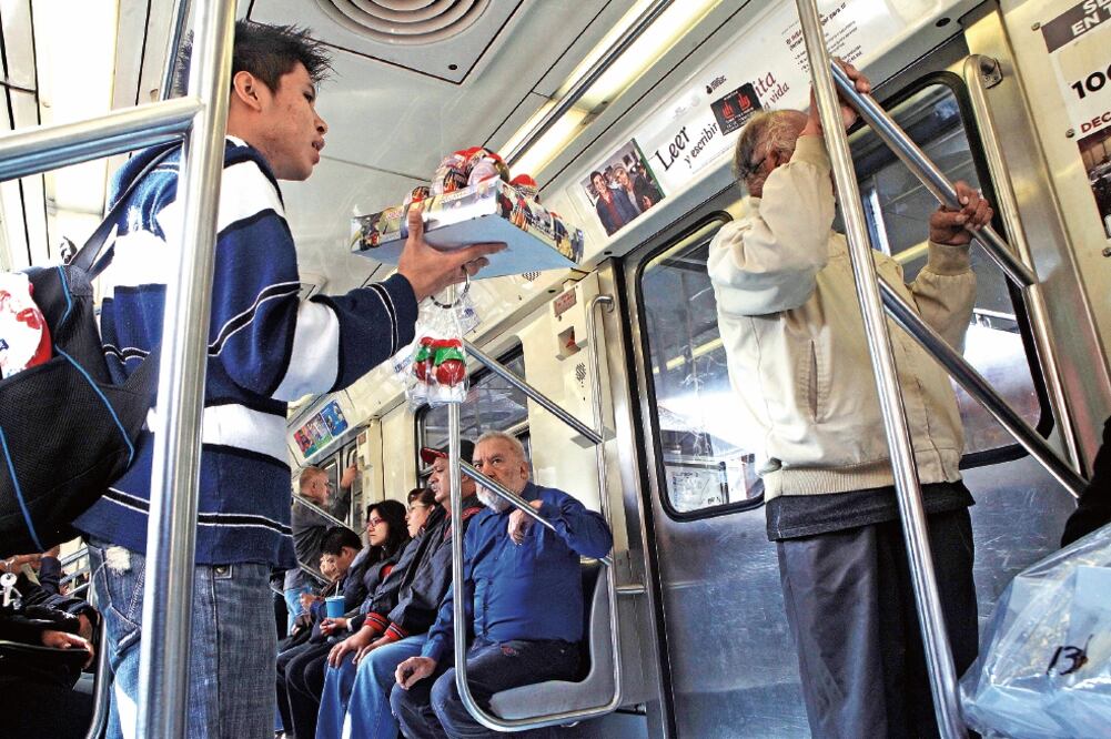 En este operativo también se arrestó a sujetos que consumían bebidas alcohólicas e inhalaban solventes en las instalaciones del Metro (ARCHIVO EL UNIVERSAL)