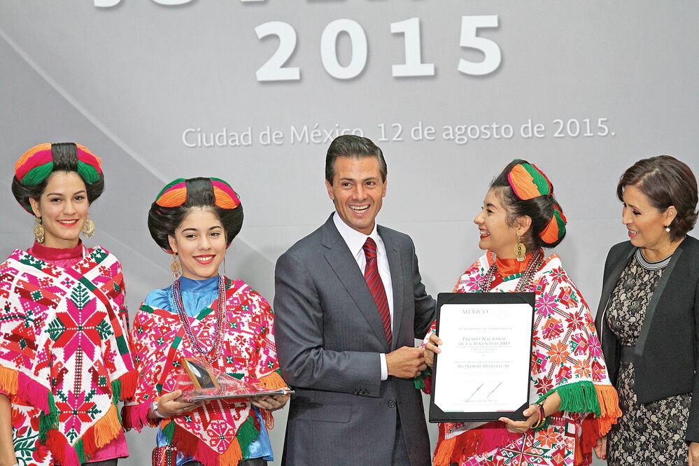 El presidente Enrique Peña Nieto y la titular de la Sedesol, Rosario Robles, durante la entrega del Premio Nacional de la Juventud en la categoría Expresiones Artísticas y Artes Populares (CARLOS MEJÍA. EL UNIVERSAL)